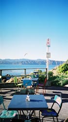 店の前のバス停には、ズラリと椅子が並びます