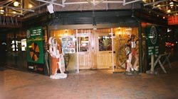 正面入り口はこんな感じ