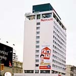 街中のホテルです