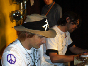 せっせとサインをする二人