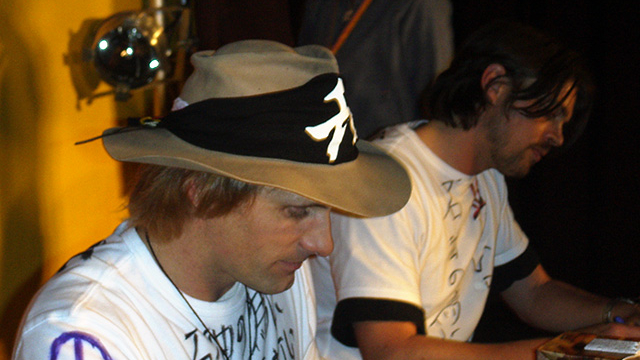 せっせとサインをする二人